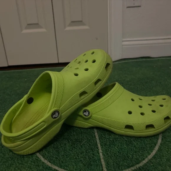 Like green crocs size 11 woman’s 9 mens - Picture 2 of 4